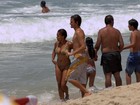 Felipe Dylon e Aparecida Petrowky curtem praia em clima de romance