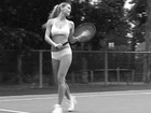 Bar Refaeli joga tênis de calcinha e sutiã em comercial de lingerie