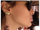 Affair de Tony Salles, Kamyla Simioni faz nova tatuagem