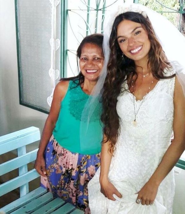 Isis Valverde vestida de noiva para gravação da novela A Força do Querer (Foto: Reprodução/Instagram)