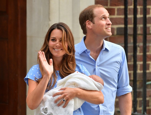 Kate Middleton e Príncipe William na porta da maternidade (Foto: AFP / Agência)