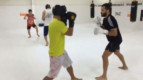 Malvino Salvador fazendo aula de boxe (Foto: Instagram / Reprodução)