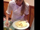 Mestre-cuca: Claudia Leitte prepara pizza de banana e queijo