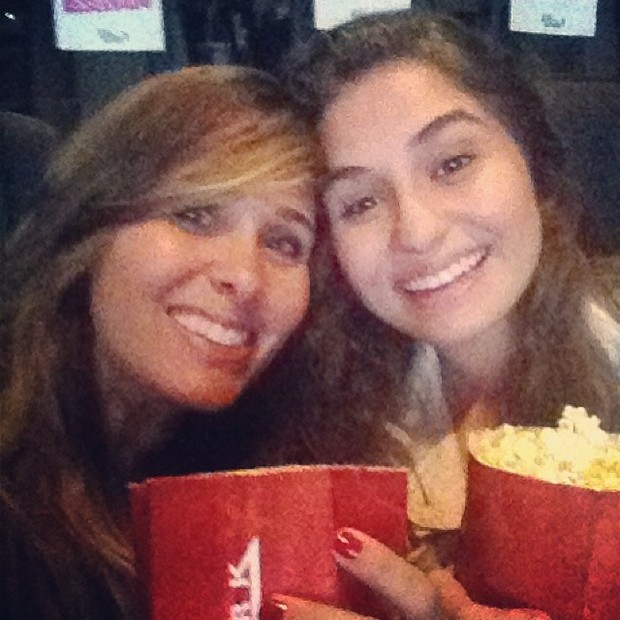 Andréia Sorvetão e a filha Giovanna em cinema no Rio (Foto: Instagram/ Reprodução)