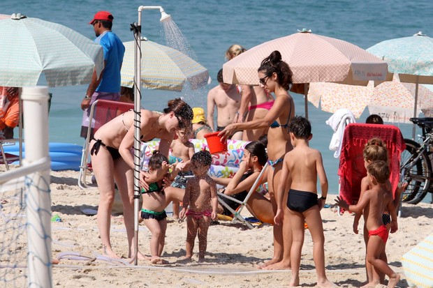 Marcelo Farias na praia com a familia (Foto: Wallace Barbosa/AgNews)