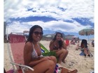 Filha de Romário curte praia com amiga