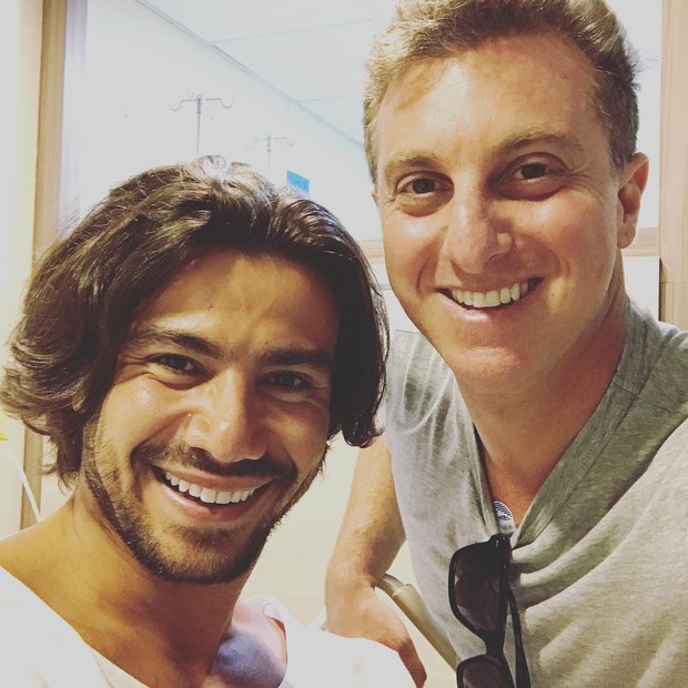 Luciano Huck visita Mariano no hospital (Foto: Reprodução/Instagram)