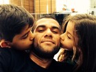Concentrado com a Seleção, Daniel Alves posta foto dos filhos