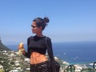 De barriga de fora, Raica Oliveira come pizza frita em Capri