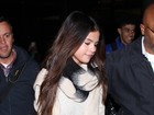 Selena Gomez chega de viagem e causa alvoroço em aeroporto