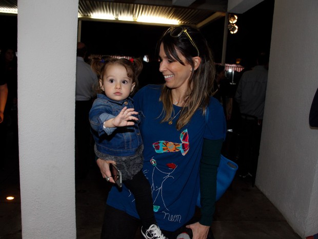 Sarah Oliveira e a filha, Chloé, em exposição em São Paulo (Foto: Marcos Ribas/ Foto Rio News)