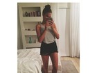 Bruna Marquezine mostra as pernas em selfie de shortinho