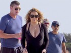 Mariah Carey exibe corpo cheinho de maiô decotado e mostra pernas