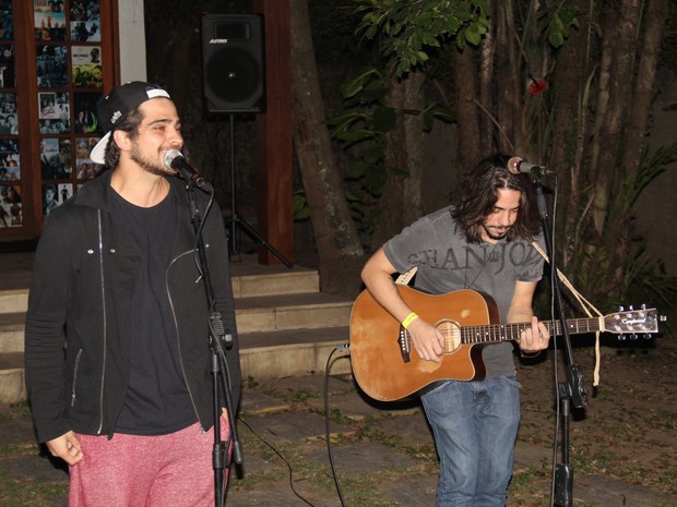 Bernardo Mesquita e Guga Sabatiê canta em evento na Zona Oeste do Rio (Foto: Rogerio Fidalgo/ Ag. News)