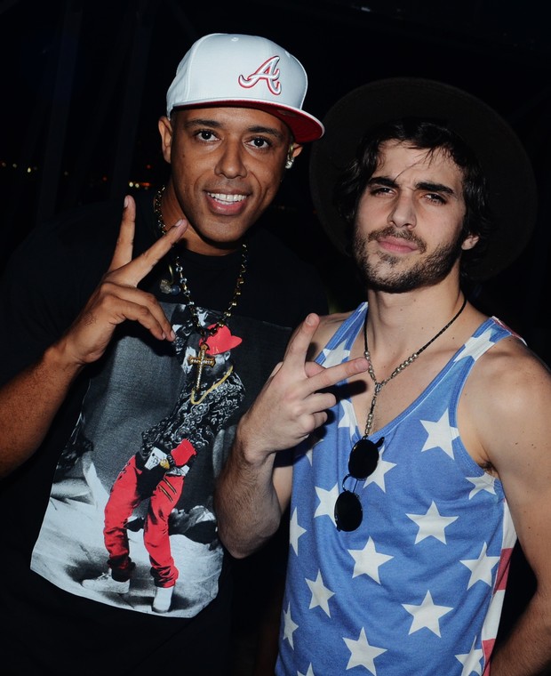 Koringa e Fiuk em show na Zona Sul do Rio (Foto: Ari Kaye/ Divulgação)