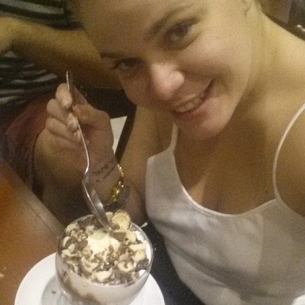 Paulinha tomando sorvete  (Foto: Instagram / Reprodução)