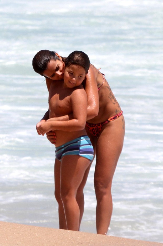 Paula Morais com o filho de Ronaldo na praia (Foto: André Freitas / AgNews)