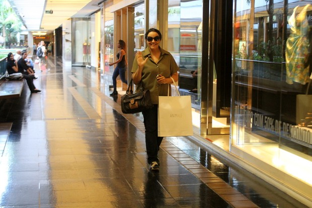 EGO Sem tradicional roupa preta Ana Carolina passeia em shopping notícias de Famosos