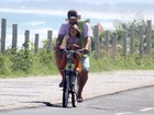 Thiago Lacerda anda de bicicleta com a filha em praia do Rio