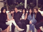 Chateada! Kris Jenner reclama de ficar fora de foto de família, diz site