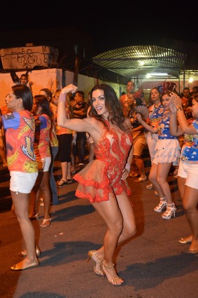 Carla Prata em ensaio da escola de samba carioca União da Ilha (Foto: Rodrigo Mesquita/ Divulgação)