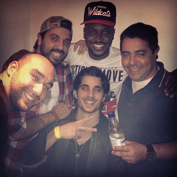 Thiaguinho com Fiuk e amigos em bastidores de show em São Paulo (Foto: Instagram/ Reprodução)