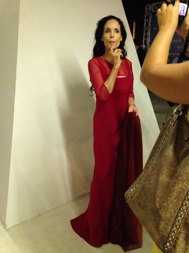 Sônia Braga usa vestido vermelho em lançamento de filme no Brasil (Foto: Rafael Godinho /Ego)