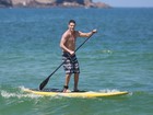 José Loreto exibe corpo sarado ao praticar stand up paddle 
