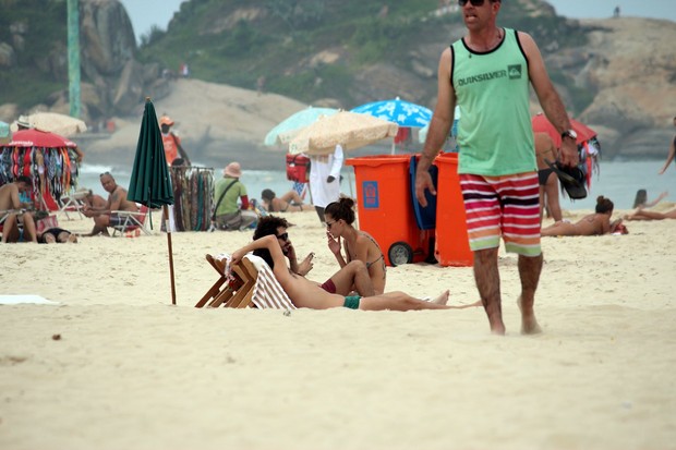 Carol Francischini em praia no RJ com amigos (Foto: Fabio Moreno/Photo RioNews)