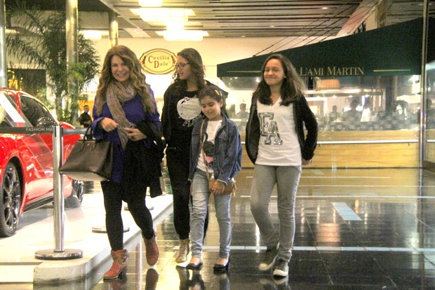 Elba Ramalho vai ao shopping com as filhas (Foto: Daniel Delmiro / AgNews)