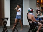 Alessandra Ambrósio usa shortinho curto em tarde com amigos no Rio 