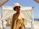Maria Mellilo usa túnica transparente e faz topless em Ibiza
