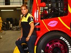 Débora Rodrigues, de 'Muheres Ricas' posa com seus caminhões para o EGO