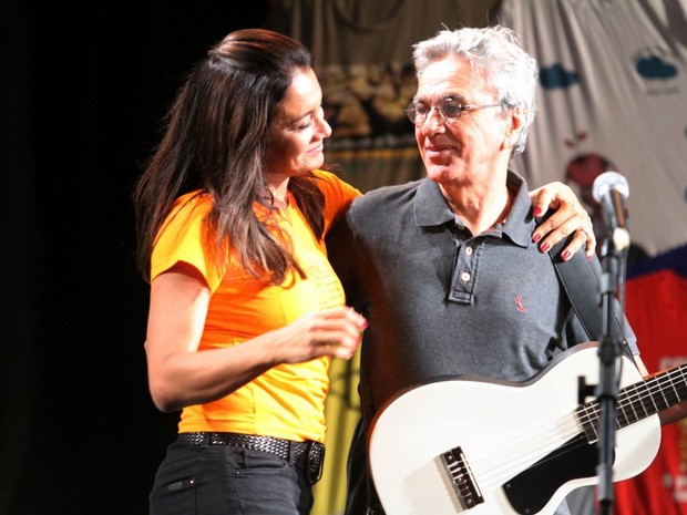 Dira Paes e Caetano Veloso em evento no Rio (Foto: Anderson Borde/ Ag. News)
