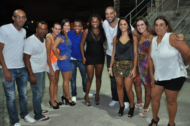 Adriano com a namorada, Renata Fontes, e amigos em casa de shows na Zona Oeste do Rio (Foto: Bruno Henrique/ Divulgação)