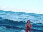 De biquíni, Carol Narizinho posta vídeo: 'Bate com bumbum na água'