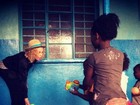 Madonna brinca com crianças durante visita a projeto social em Malawi