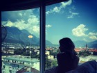 Enrolada no edredom, Giovanna Ewbank aprecia vista da Áustria