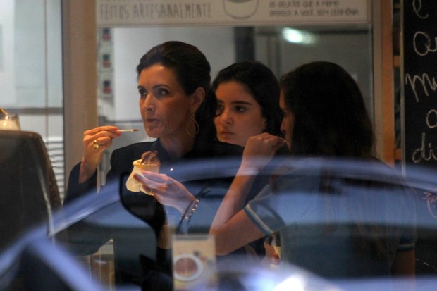 Fátima Bernardes toma sorvete com as filhas (Foto: J. Humberto / AgNews)