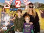 Danielle Winits leva filhos em pré-estreia de filme infantil