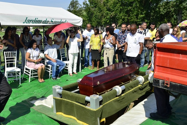 Corpo de Roberto Correa, do Golden Boys, é velado e enterrado no Rio (Foto: Roberto Teixiera/ Ego)