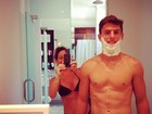 Namorado de Danielle Winits faz 'barba de Papai Noel' com espuma