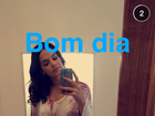 Bruna Marquezine faz selfie de shortinho e cumprimenta seguidores