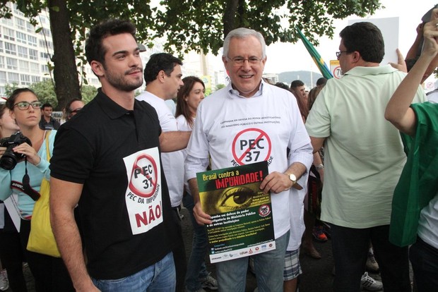 Sidney Sampaio na manifestação (Foto: Rodrigo dos Anjos/Ag. News)