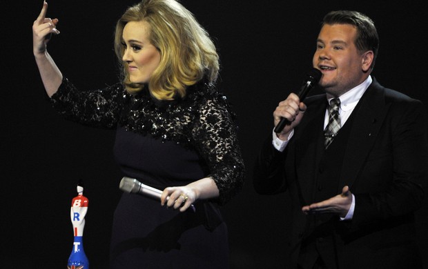 Adele faz gesto obsceno ao ser interrompida na premiação BRIT Awards, em Londres (Foto: Reuters)