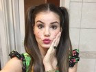 De caipira, Camila Queiroz faz biquinho para selfie