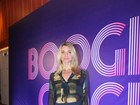 Letícia Spiller vai de shortinho à coletiva de 'Boogie oogie'