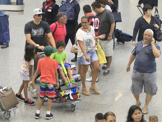 Márcio Garcia e os filhos em aeroporto no Rio (Foto: Delson Silva e Dilson Silva/ Ag. News)