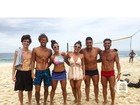 Aline Riscado e Felipe Roque treinam com amigos em praia no Rio
