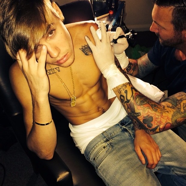 Justin Bieber fazendo tattoo (Foto: Instagram / Reprodução)